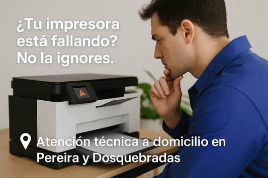 Técnico revisando una impresora con fallas en pantalla, acompañado de mensaje publicitario de Printing Solutions sobre servicio técnico a domicilio para impresoras en Pereira y Dosquebradas. Imagen incluye logo de la empresa.
