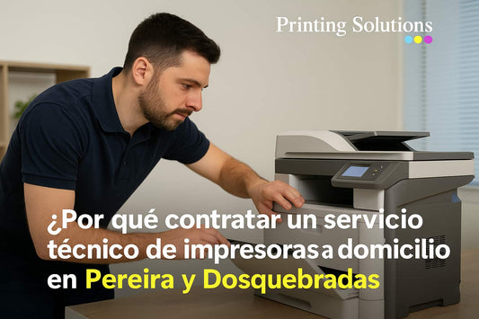 Técnico revisando impresora multifuncional en oficina, con texto promocional de Printing Solutions que resalta las ventajas de contratar un servicio técnico de impresoras a domicilio en Pereira y Dosquebradas.