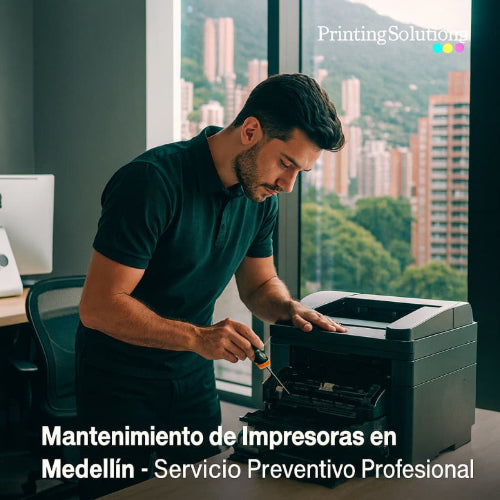 Técnico realizando mantenimiento preventivo a impresora en oficina con vista a Medellín, servicio a domicilio por Printing Solutions.
